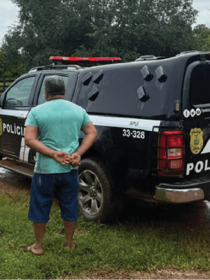 A Polícia Civil do Amazonas (PC-AM), por meio da 71ª Delegacia Interativa de Polícia (DIP) de Apuí (a 453 quilômetros de Manaus), prendeu na segunda-feira (03), um homem, de 46 anos, pelos crimes de cárcere privado, stalking, violência psicológica, estupro qualificado, lesão corporal, fotografar cenas de nudez de uma adolescente e fornecer bebida alcoólica à menor. Os crimes foram praticados contra sua companheira, de 44 anos, e a neta dela, uma adolescente de 14 anos.