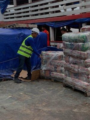 A ajuda humanitária enviada como parte das ações para garantir o atendimento da população afetada pela cheia no interior do estado, chegou a Manicoré (a 332 quilômetros de Manaus), na manhã da última segunda-feira (21). As remessas de alimentos, água e purificadores de ar atenderão cerca de 2 mil famílias do município que se encontram em Situação de Emergência.
