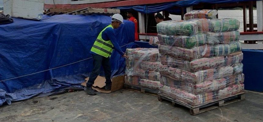A ajuda humanitária enviada como parte das ações para garantir o atendimento da população afetada pela cheia no interior do estado, chegou a Manicoré (a 332 quilômetros de Manaus), na manhã da última segunda-feira (21). As remessas de alimentos, água e purificadores de ar atenderão cerca de 2 mil famílias do município que se encontram em Situação de Emergência.