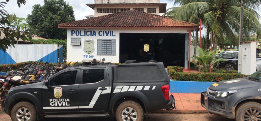 A Polícia Civil do Amazonas (PC-AM), por meio da 71ª Delegacia Interativa de Polícia (DIP) de Apuí (a 453 quilômetros de Manaus), cumpriu, no domingo (06), mandado de prisão preventiva de um homem, 35 por lesão corporal, ameaça, injúria e dano qualificado contra a esposa de 41 anos. A prisão ocorreu na zona rural do município.