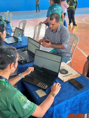 Com foco na orientação sobre licenciamento ambiental e Cadastro Ambiental Rural (CAR), o Instituto de Proteção Ambiental do Amazonas (Ipaam) concluiu, na segunda-feira (07), uma ação técnica no município de Apuí (a 453 quilômetros de Manaus). Iniciada no domingo (06), no ginásio da Escola Estadual Professora Maria Curtarelli Lira, a atividade fez parte de uma ação integrada promovida pelo Governo do Amazonas, com a participação de diversos órgãos estaduais e apoio da prefeitura municipal.