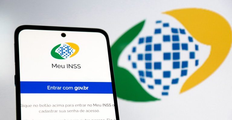 O governo federal afirma já ter restituído cerca de R$ 1,53 bilhão a aposentados e pensionistas lesados pelo esquema que realizava descontos ilegais dos benefícios previdenciários pagos pelo Instituto Nacional do Seguro Social (INSS).