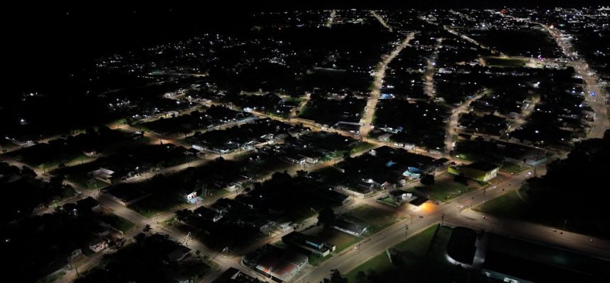 O distrito de Sucunduri, em Apuí, também teve concluída esta semana a implantação de 391 pontos de iluminação em LED, como parte do Programa Ilumina+ Amazonas. A sede de Apuí, por sua vez, já havia recebido 1.979 pontos de LED, com os serviços concluídos em agosto e investimentos totais na ordem de R$ 4,6 milhões.
